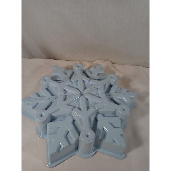 Blue NordicWare Snowflake Pull Apart Pan - Picture 2 of 5